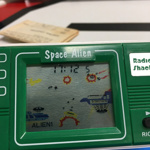 LCD & LED Video Games Space Alien Square Version Radio Shack Handheld Electronic Game R19401